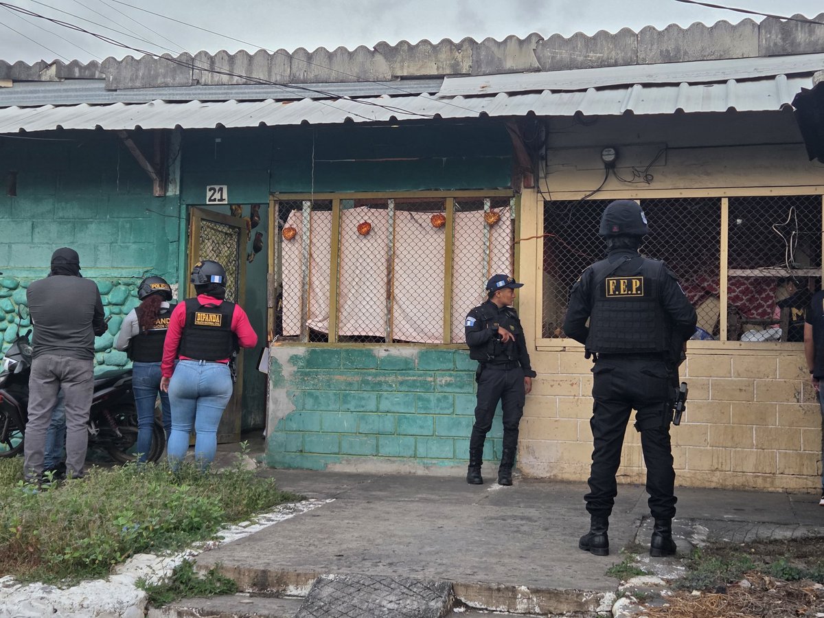 stereo100xela's tweet photo. 🔴 OPERATIVOS DE SEGURIDAD EN CHAMPERICO | Agentes de @PNCdeGuatemala continúan operativos en #Champerico, #Retalhuleu, debido a los altos niveles de inseguridad.
En estos operativos se han identificado a 104 personas y 66 vehículos.
Vía Rubén Jocol
#Stereo100Noticias https://t.co/328Bg6zcry