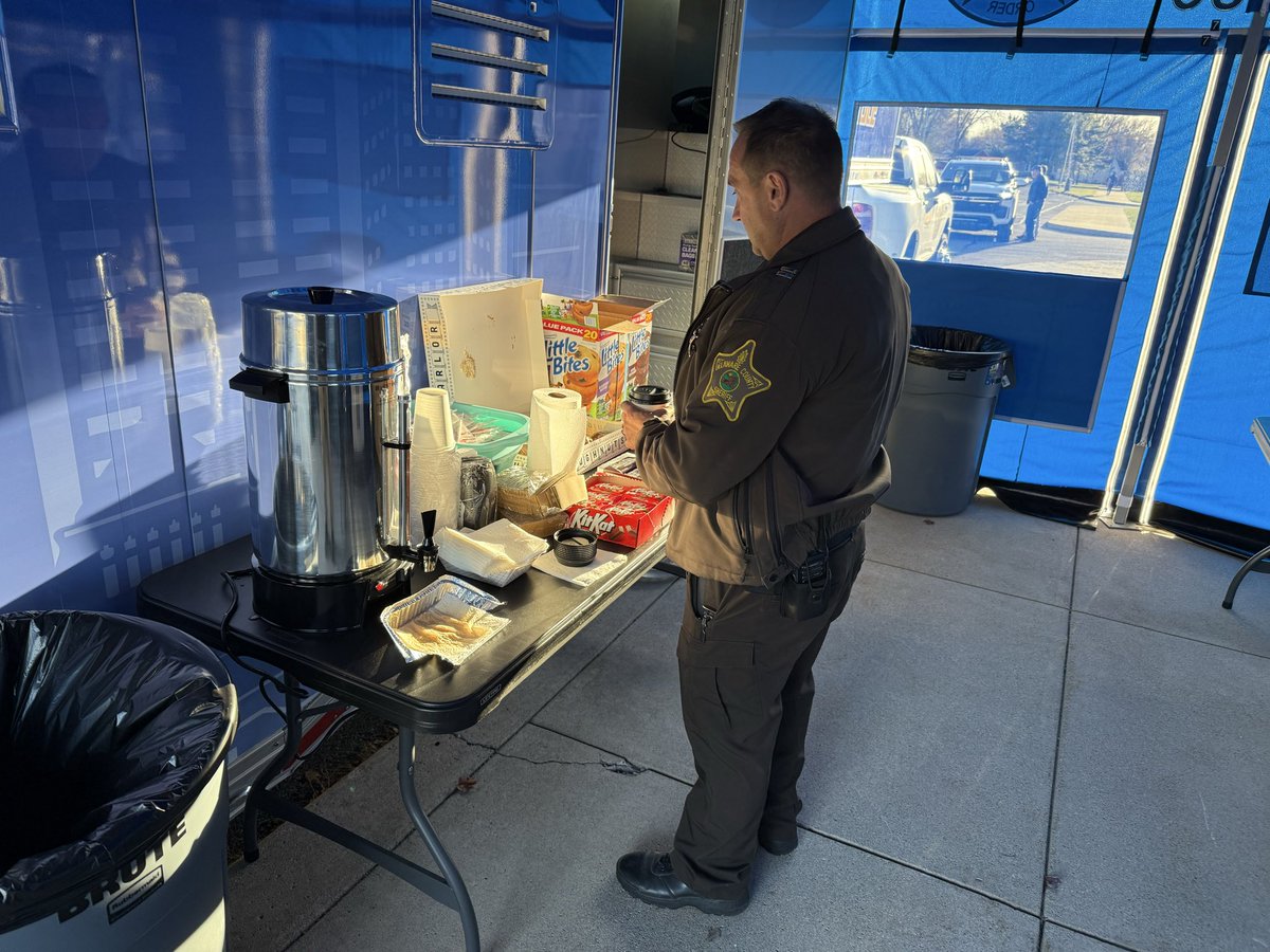 RickFOP86's tweet photo. HAPPENING NOW: Indy FOP ARK Team feeding fellow Deputies + Officers in Delaware County (IN)

Providing Immediate Support and Love for Law Enforcement Family following Tragic Line of Duty Death

A Warm Meal, a Place to Talk, a Shoulder to Lean On is what it’s all about #FOPFamily https://t.co/jmMFqobDoY