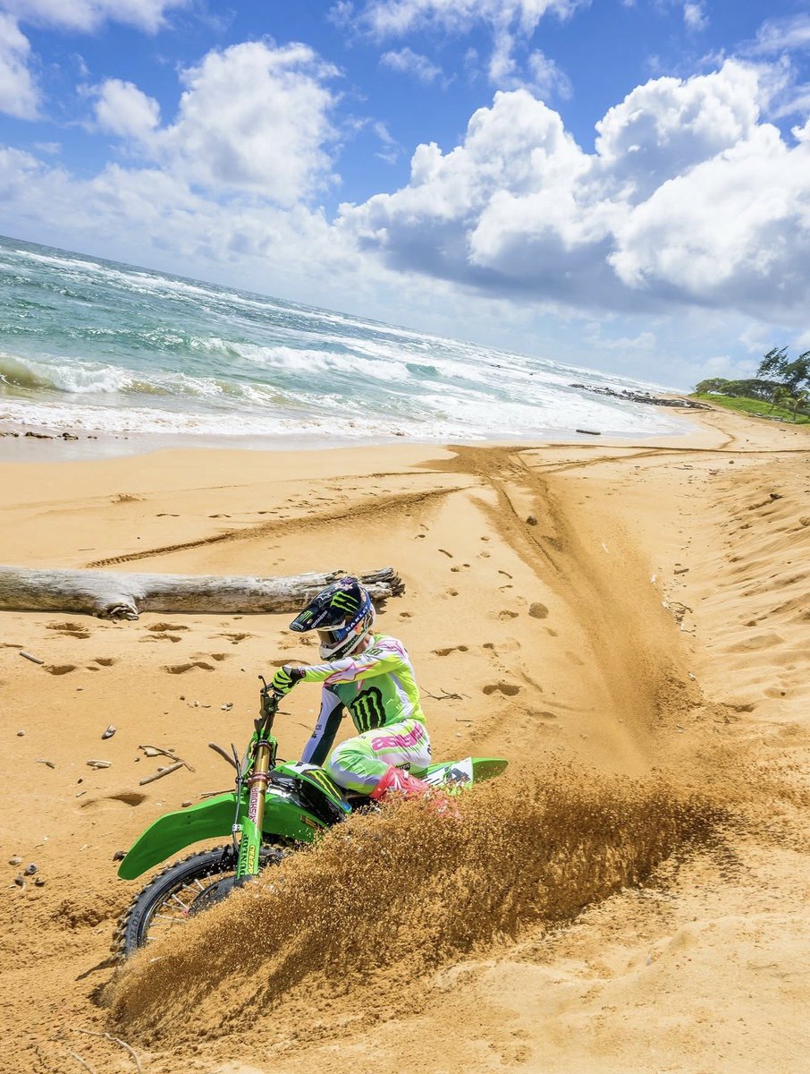 DozerTweets3's tweet image. These pics don’t get old of @_chasesexton in Hawaii