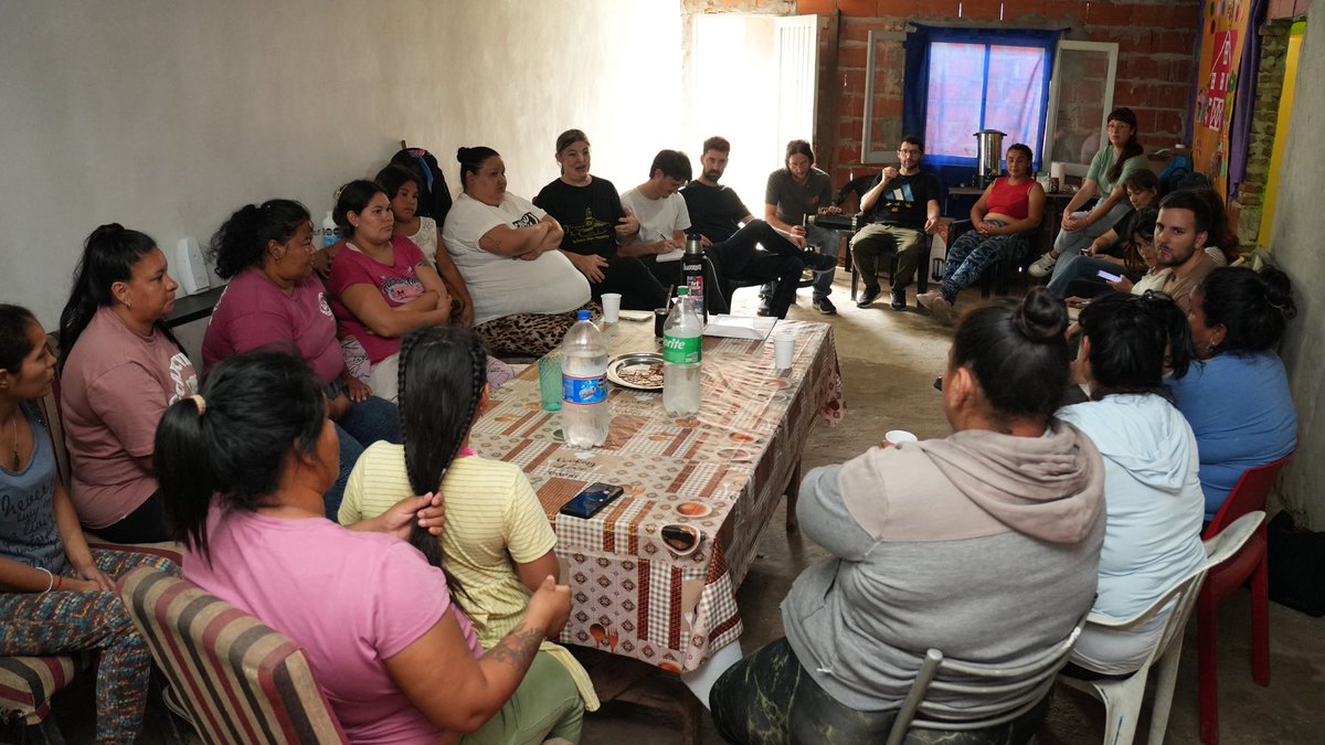 FundSinMiedo's tweet photo. Junto a @fundarpoliticas tuvimos una extensa y productiva jornada de trabajo en Nuevo Alberdi donde seguimos avanzando en la propuesta que presentamos en julio: "Un club para Nuevo Alberdi Oeste, estrategias de integración sociourbana para prevenir la violencia y el delito". https://t.co/EudFHD3id8