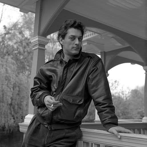 “La vida puede venirse abajo con tal facilidad… Todo puede cambiar en un instante. La sensación de la fragilidad de la vida me persigue sin descanso. Me contagia una gran alegría —la de estar vivo— y, al mismo tiempo, un miedo atroz: por el hecho de poder perder con tanta