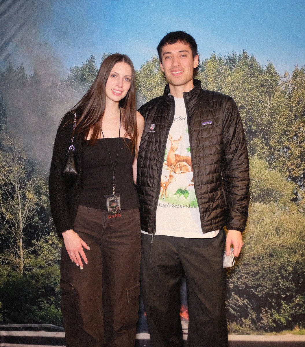 aicher_e's tweet photo. sTAWP look at us 😭 jons holding my gift 😭😭😭😭 i really hope he liked it. put a lot of effort into drawing that dark logo… even tho it’s still not perfect #iameden #darktour #edendarktour #edentour https://t.co/2pvuafgyRN