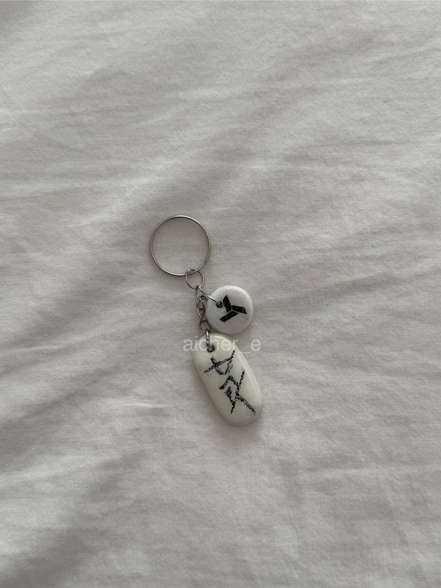 aicher_e's tweet photo. sTAWP look at us 😭 jons holding my gift 😭😭😭😭 i really hope he liked it. put a lot of effort into drawing that dark logo… even tho it’s still not perfect #iameden #darktour #edendarktour #edentour https://t.co/2pvuafgyRN