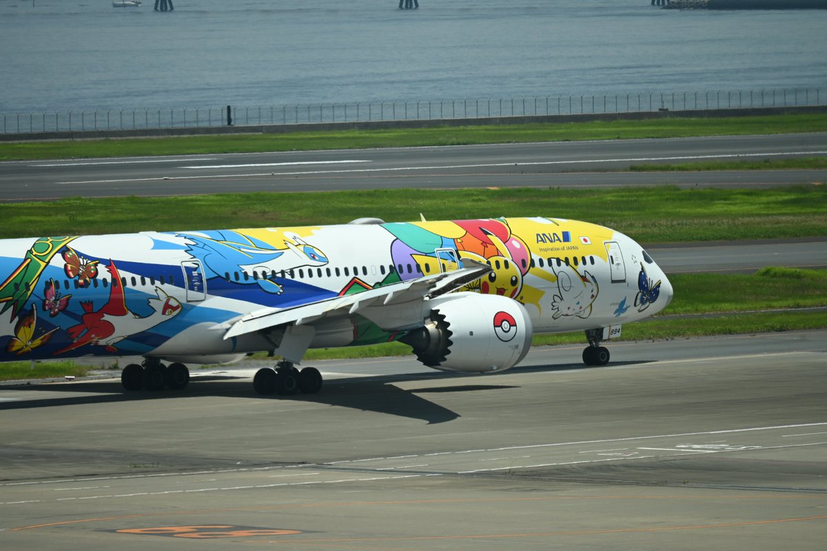 おはようございます。 ANA のピカチュウジェットを掲載します。 羽田