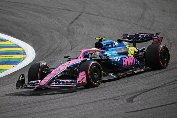 VozAFondo's tweet photo. 🧵 1/2 | Alpine apuesta fuerte por Franco Colapinto 🇦🇷

El equipo confirmó su continuidad para 2026 y promete darle “un coche para ver de verdad de lo que es capaz”. 🔥

Será su primera temporada completa en F1, justo con la llegada del nuevo reglamento técnico.

Desde su debut en Imola, Colapinto creció carrera a carrera hasta igualar el rendimiento de Gasly, una referencia dentro del equipo.

“Tuvo un comienzo difícil, pero alcanzó el nivel de Pierre. Ahora puede enfocarse en sacar lo mejor de sí mismo”, señalaron desde Alpine.

#F1 #FrancoColapinto #Alpine #Formula1 #VozAFondo