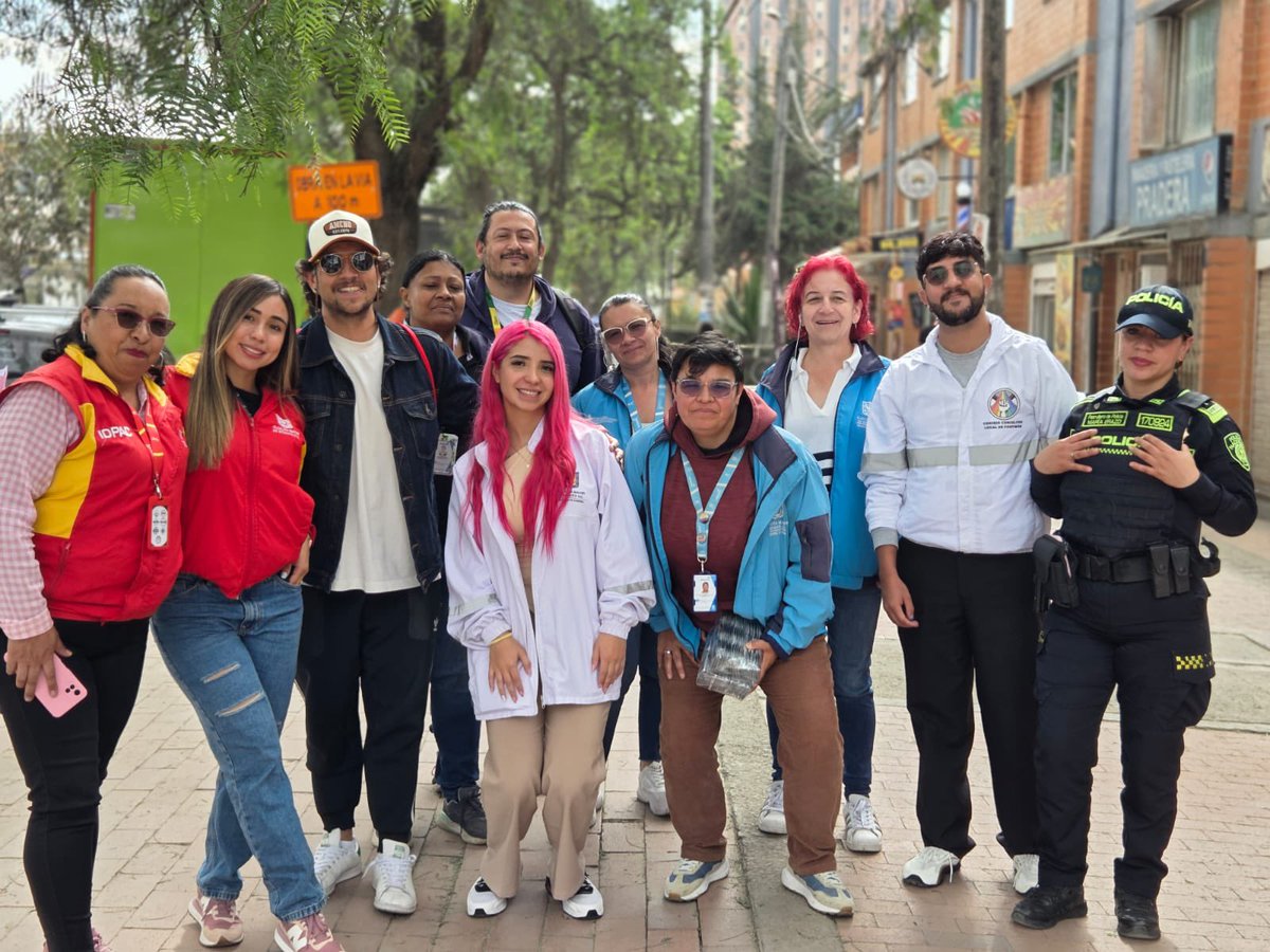 SubLGBTI's tweet image. Recorrido de caracterización y divulgación de la oferta institucional articulado entre el Consejo Consultivo LGBTI y la UTA Local de Fontibón, por los barrios Recodo, Zona Franca y Centenario, fortaleciendo el reconocimiento y la participación de las personas LGBTI en el…