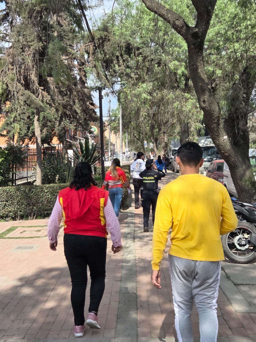 SubLGBTI's tweet image. Recorrido de caracterización y divulgación de la oferta institucional articulado entre el Consejo Consultivo LGBTI y la UTA Local de Fontibón, por los barrios Recodo, Zona Franca y Centenario, fortaleciendo el reconocimiento y la participación de las personas LGBTI en el…