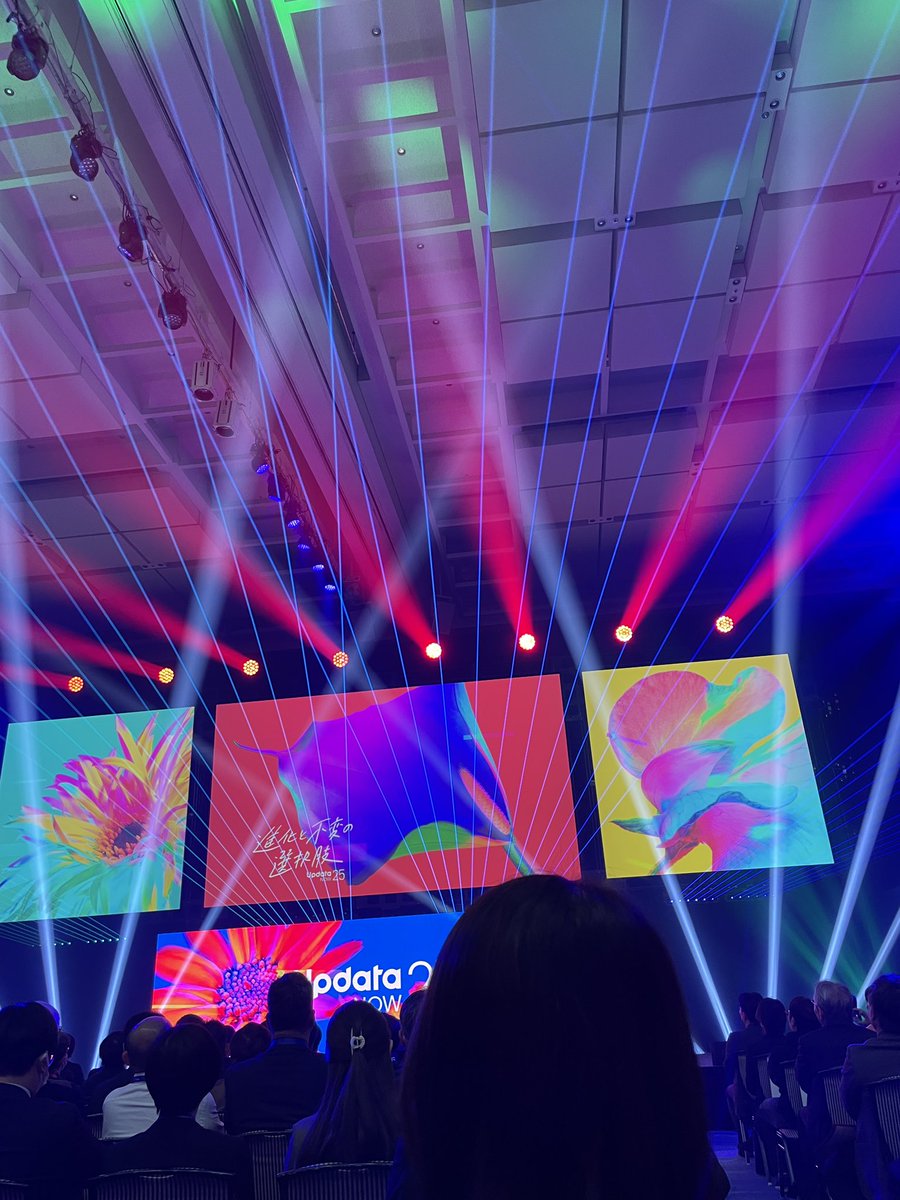 mizuno_san3's tweet photo. ここだけ見たら、何のイベントか分からない。
アイドルのライブ?
#UpdataNOW25 https://t.co/iPAEzBbErE