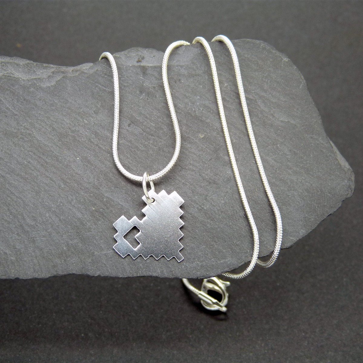 Plataica's tweet image. El regalo #geek que no puedes evitar DESEAR... una bonita #Gargantilla Corazón ❤ 8 bits de #plata925

👉 bit.ly/3zFZY88

#joyeríaartesanal #hechoamano #8bits #8bitsjewelry #heart #love #corazón #handmadejewelry #supermario #geekjewelry #envíogratis