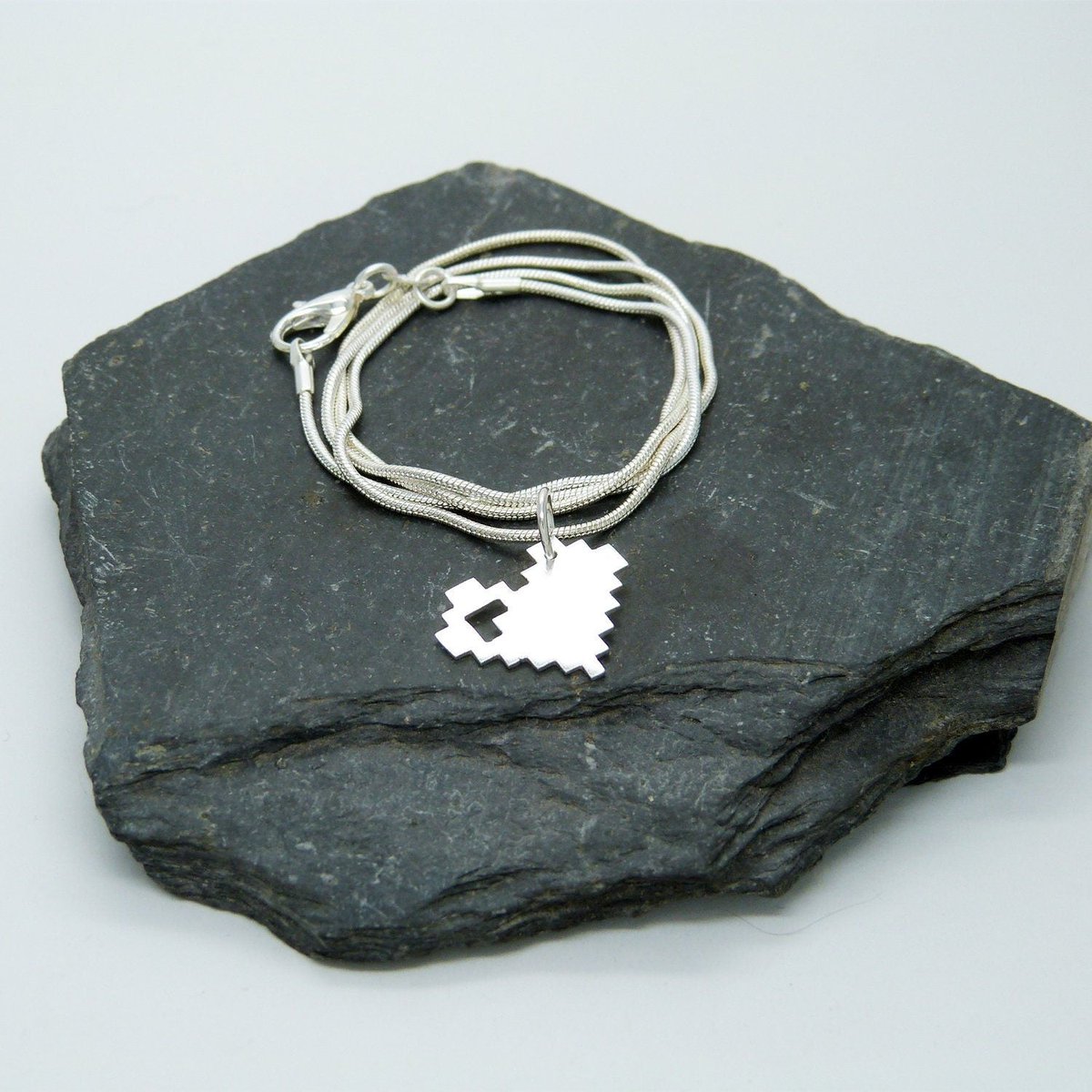 Plataica's tweet image. El regalo #geek que no puedes evitar DESEAR... una bonita #Gargantilla Corazón ❤ 8 bits de #plata925

👉 bit.ly/3zFZY88

#joyeríaartesanal #hechoamano #8bits #8bitsjewelry #heart #love #corazón #handmadejewelry #supermario #geekjewelry #envíogratis