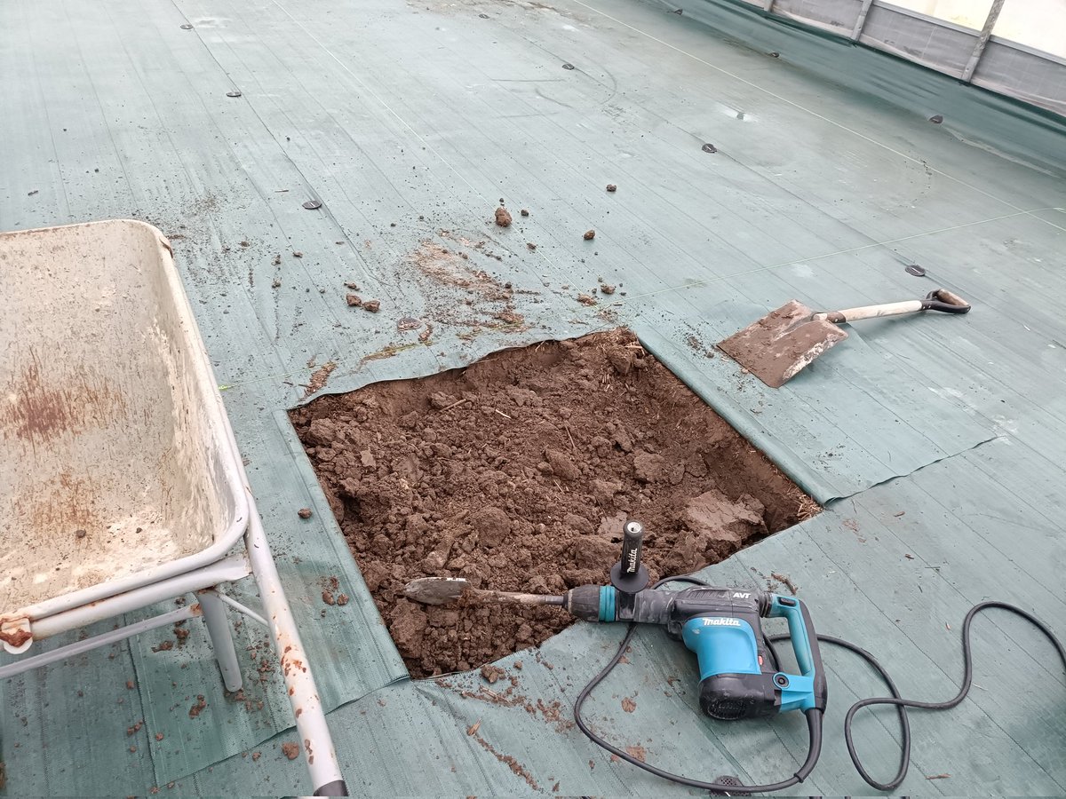 水耕栽培の棚を増設する工事してます👷‍♂️