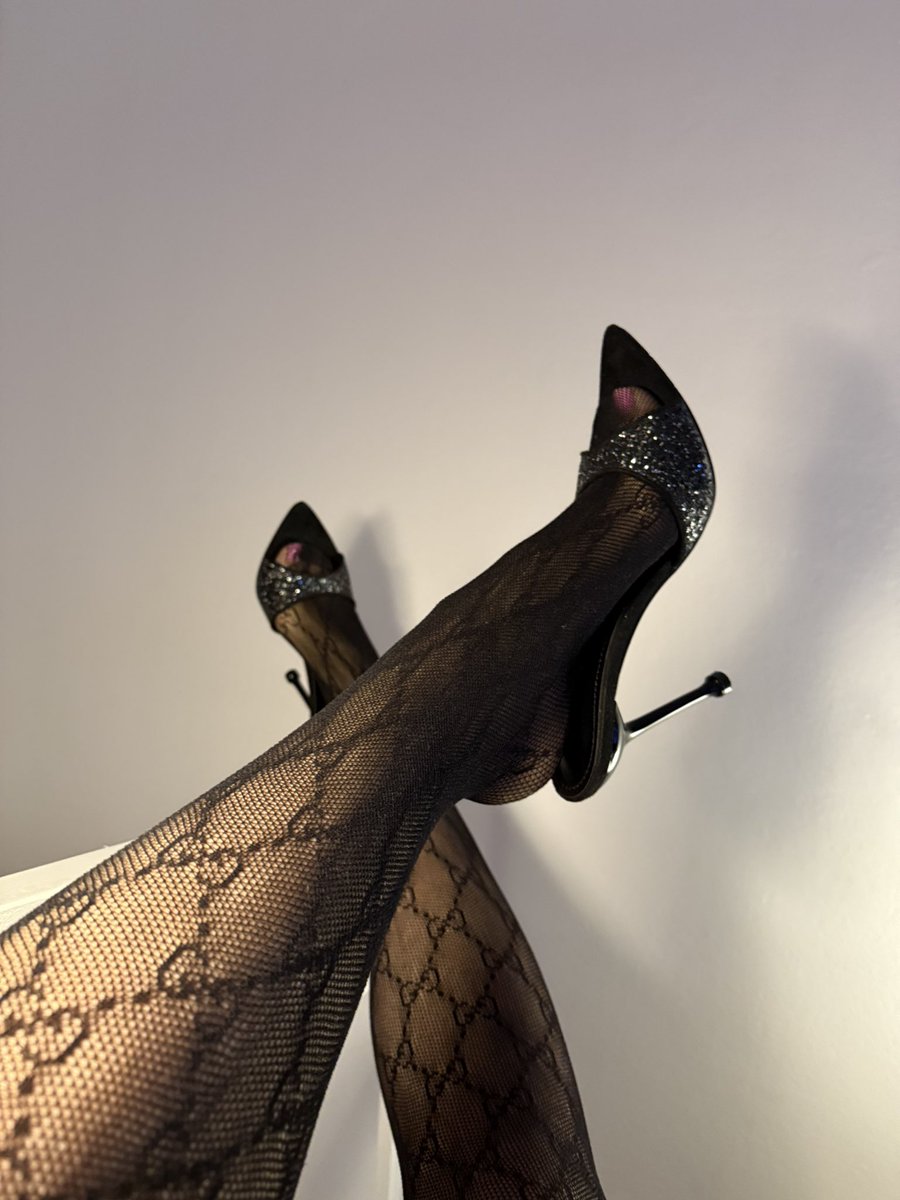 Nie potrzebuję mówić wiele. Wystarczy, że usłyszysz stukot moich obcasów.

Ten dźwięk przypomina ci do kogo należysz