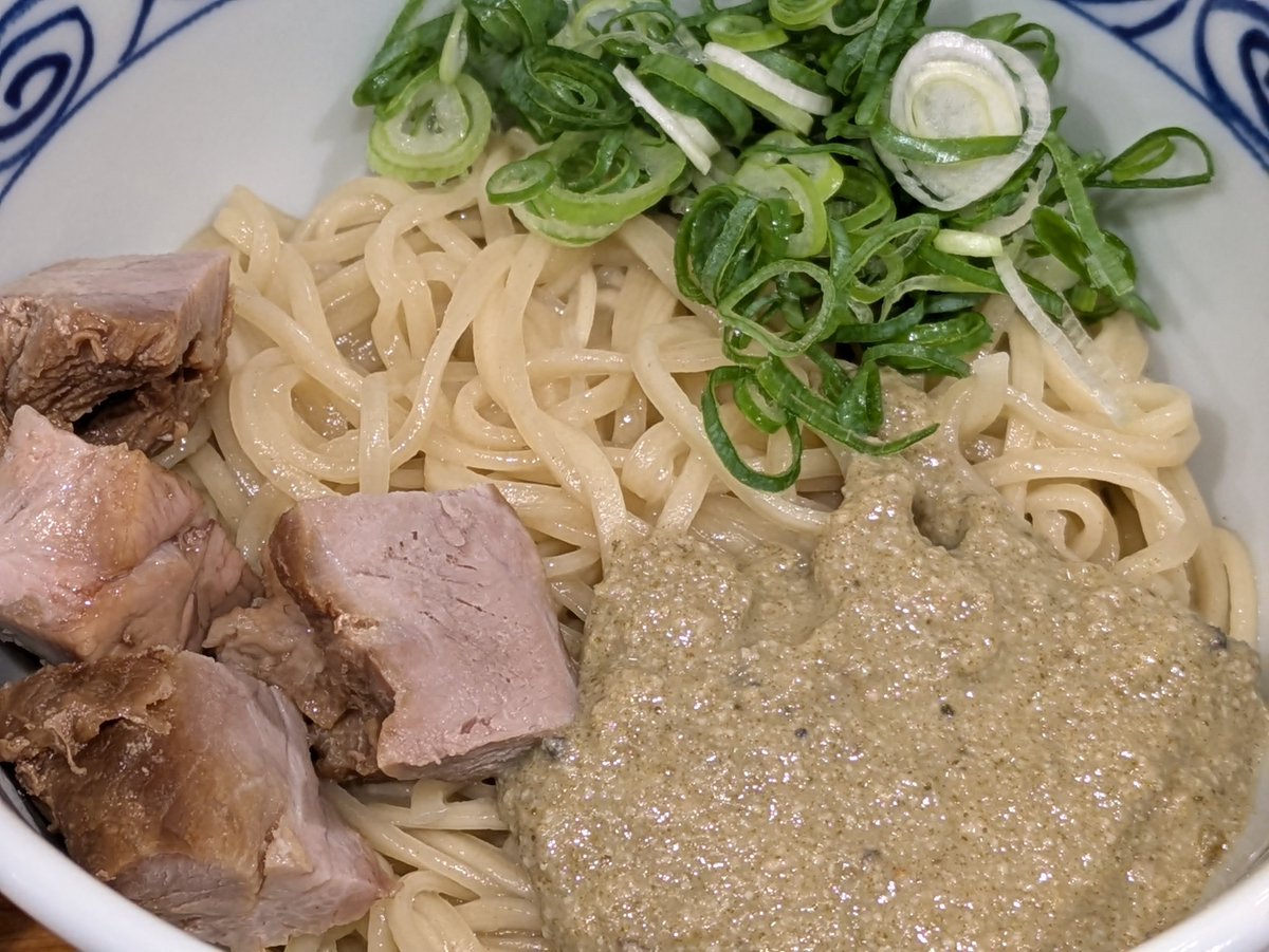 ベトナム人が運営する純日本風ラーメン店として話題を集める「ハちゃんラーメン」。
昆布水に浸した麺が抜群に旨い。独特の透明感と喉越しが強く記憶に残ります。追加の「牡蠣和え玉」も素晴らしく、これが400円というのは浜松町の奇跡。新橋2号店の開業が待ち遠しい。
takemachelin.com/2025/10/hatyan…
