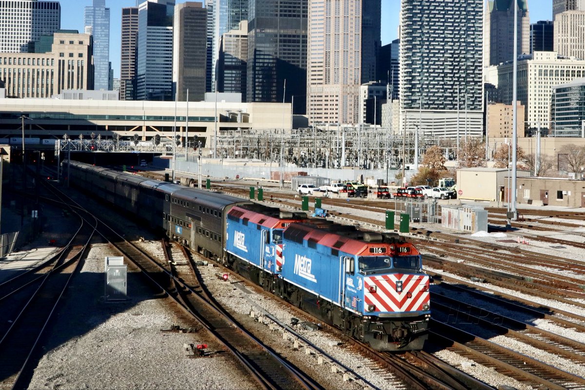 HiPa125's tweet photo. GM ElectroMotive-Diesel #F40PH 119 ‘Village of Cary’ & 116 ‘Village of Orland Park’ double-head #Metra BNSF 1301 1430 Chicago Union > Aurora along the Chicago Subdivision aka #TheRacetrack https://t.co/JnulU71Brq