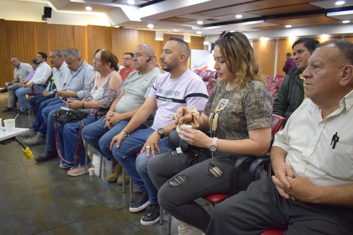 En Medellín, más de 150 empresarios y transportadores participaron en el encuentro del ministerio para avanzar en la implementación del Decreto 1017 y fortalecer la formalización del sector. #ConDignidadCumplimos