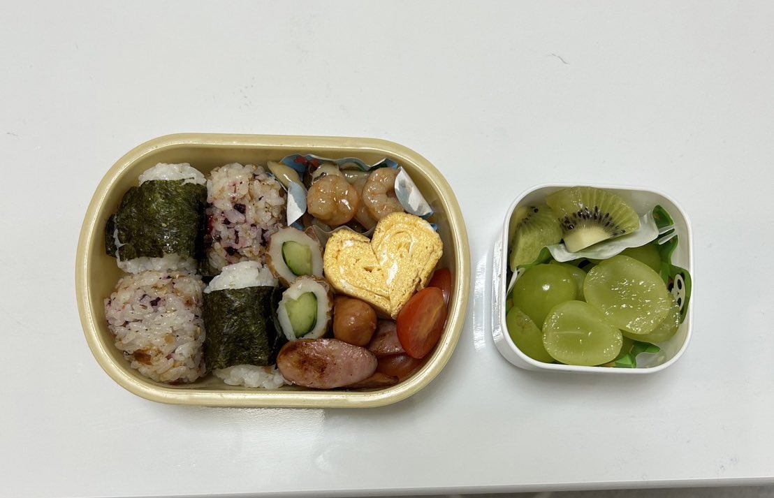 息子のお弁当🍙
今回は夫が作ってくれました🍱

私より可愛く作るじゃないか😆