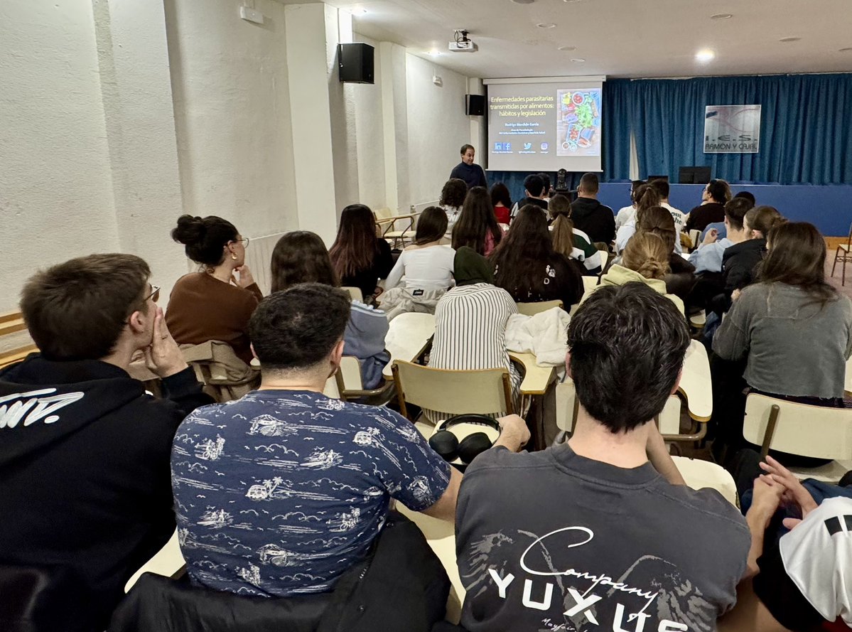 Hoy hemos estado en <a href="/IESRamonyCajalV/">IES Ramón y Cajal VA</a> en #Valladolid y hemos podido hablar de parásitos en alimentos, prevención y One Health #divulgacion Buena experiencia. Gracias a Isabel por la invitación