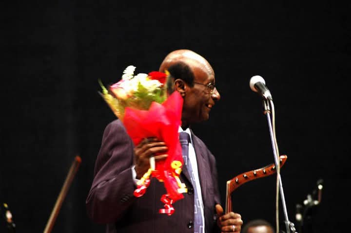 في ذكرى الموسيقار محمد الأمين – بعد عامين من الرحيل

مضت سنتان يا صاحب الوتر المضيء، وما زال صداك يهمس في أفق النيل، كأن أنغامك طيور نورٍ لم تعرف الرحيل. ما زال العود يفتقد أنفاسك، وما زال الحنين إذا جرى في القلوب، ينطق باسمك همسًا كالدعاء في الأسحار.