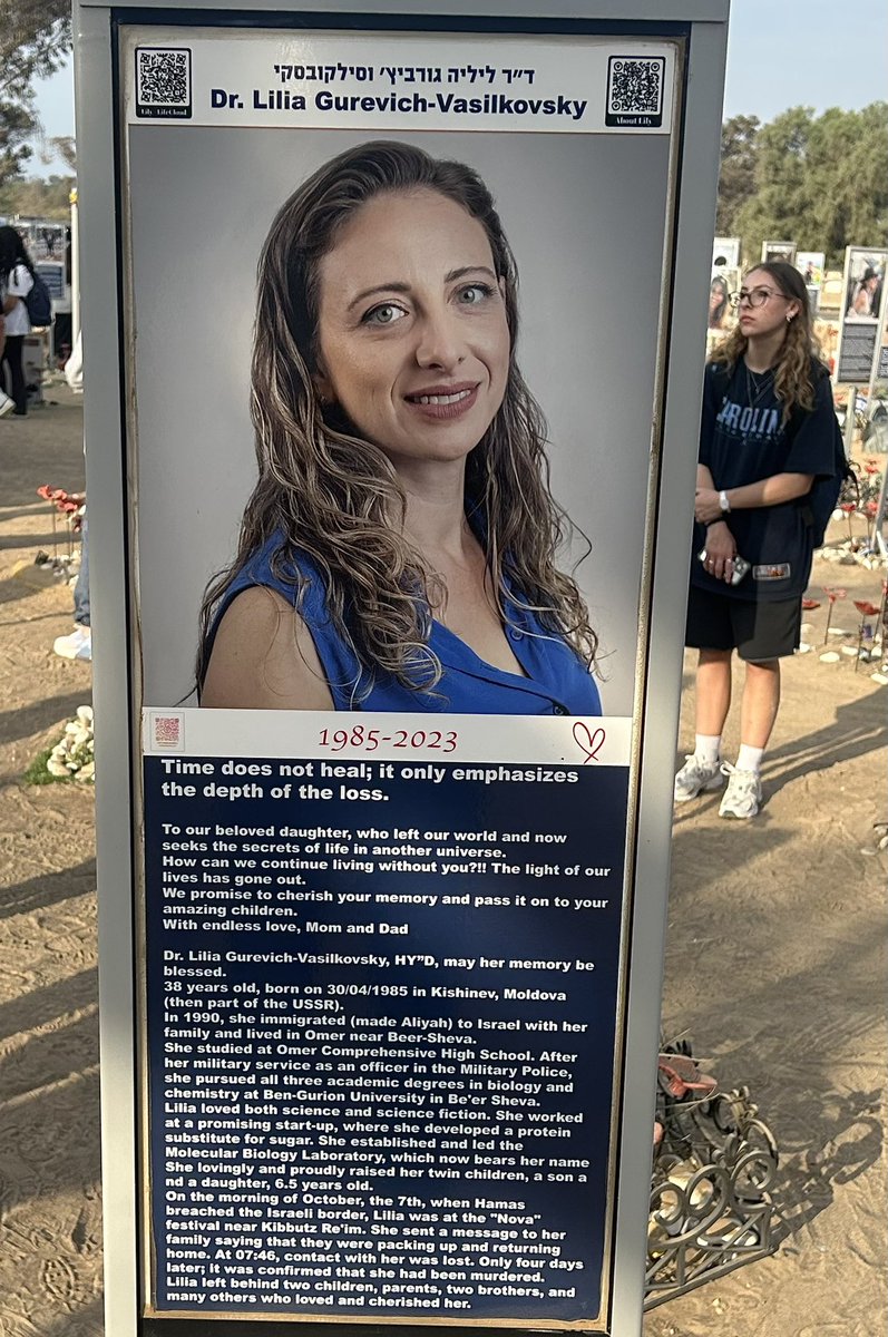 RonnyNaftaniel's tweet image. Op 7 oktober 2023 vermoordde Hamas 378 feestende mensen op het #NOVA muziekfestival. Vandaag bezocht ik die onheilsplek. 378 Foto’s staren je aan. Een trof me in het bijzonder: dr. #LiliaGurevich. Moeder van een tweeling. Geboren in 1985 in Kishinev. Ze emigreerde naar Israël,…
