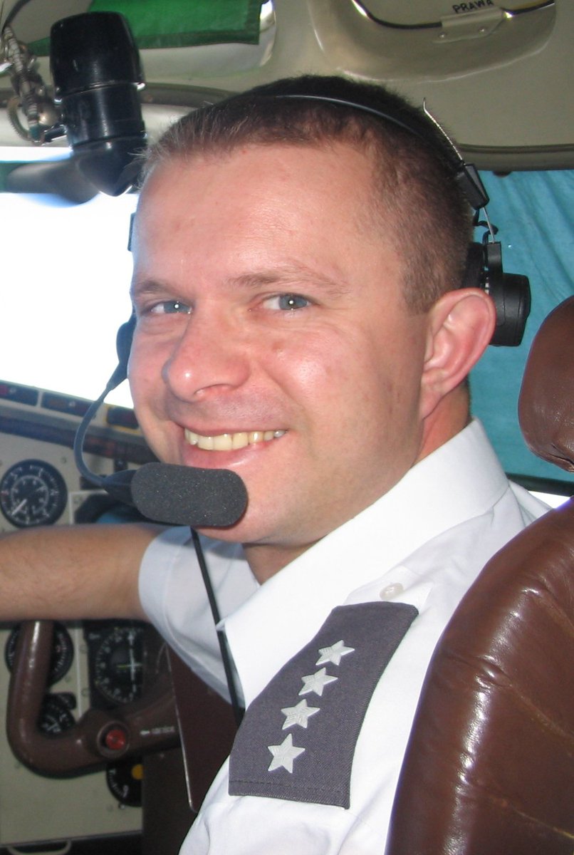 Do końca walczył
o uratowanie samolotu z pułapki.
Brutalnie zamordowany
i bezczelnie oskarżony
o spowodowanie tragedii.
Pilot klasy mistrzowskiej w 36 SPLT.
Ponad 3,5 tys.godzin w powietrzu.
Dowódca załogi Tu-154 M.
13 XI świętowałby swe 51 urodziny
MJR PILOT ARKADIUSZ PROTASIUK.