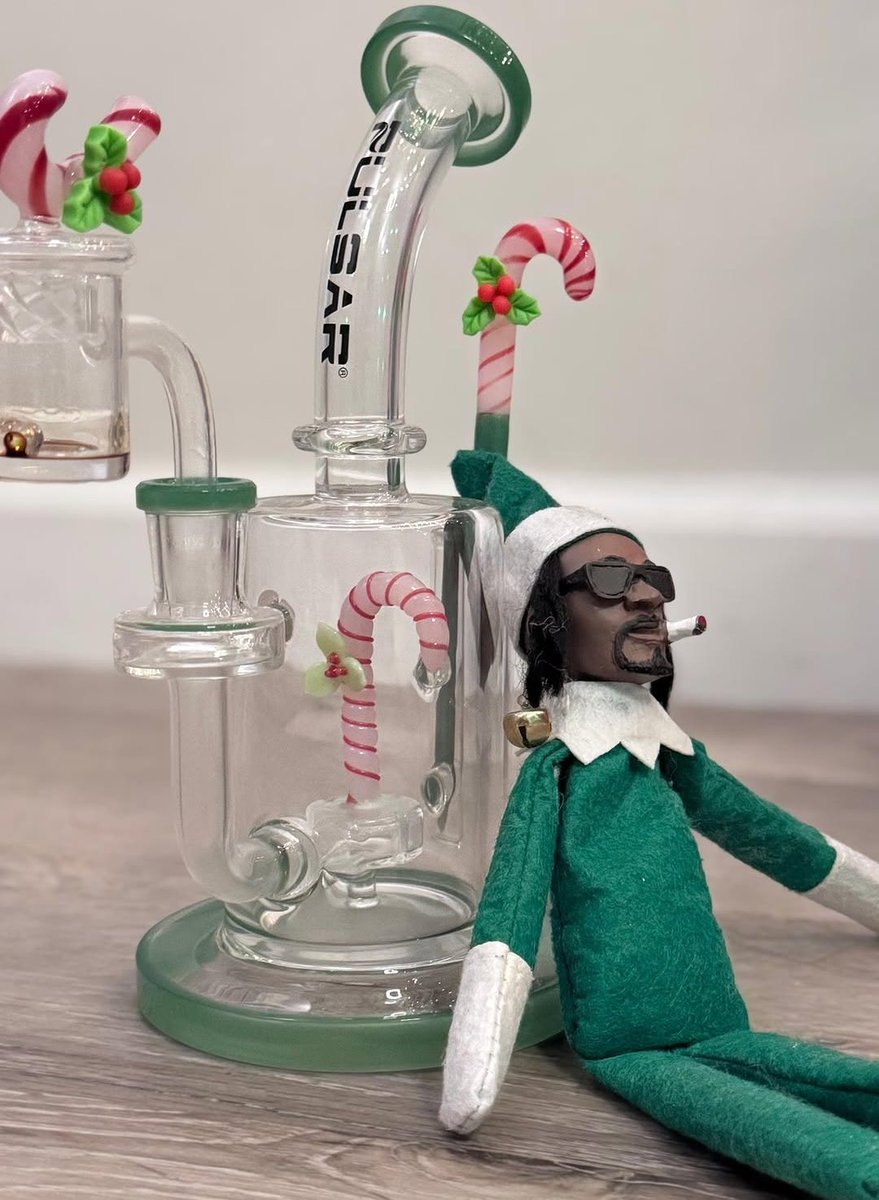 PulsarVaporizer's tweet image. Elf on the Shelf is out. 
Snoop on a Stoop is in.