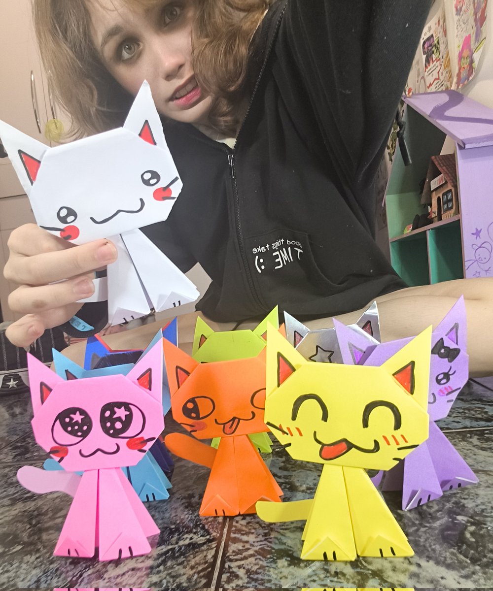 stargirl_xdd's tweet image. Oii pessoa do twitter eu fiz origamis de gatos você quer um?? :3