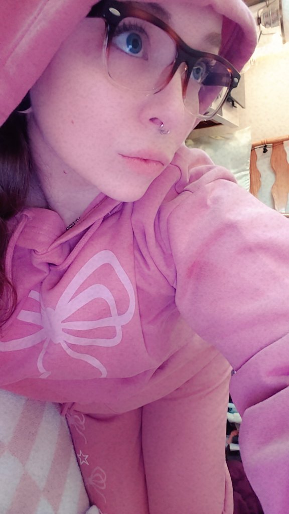 Miss_Calypso22's tweet photo. Pretty in pink jogger cotton blend set , I'm obsessed --- #Fitcheck #gamergirl #TikTok #contentcteator #fypγ· #PrettyInPink #pinkaesthetic #joggerset https://t.co/iiPkAc7ont
