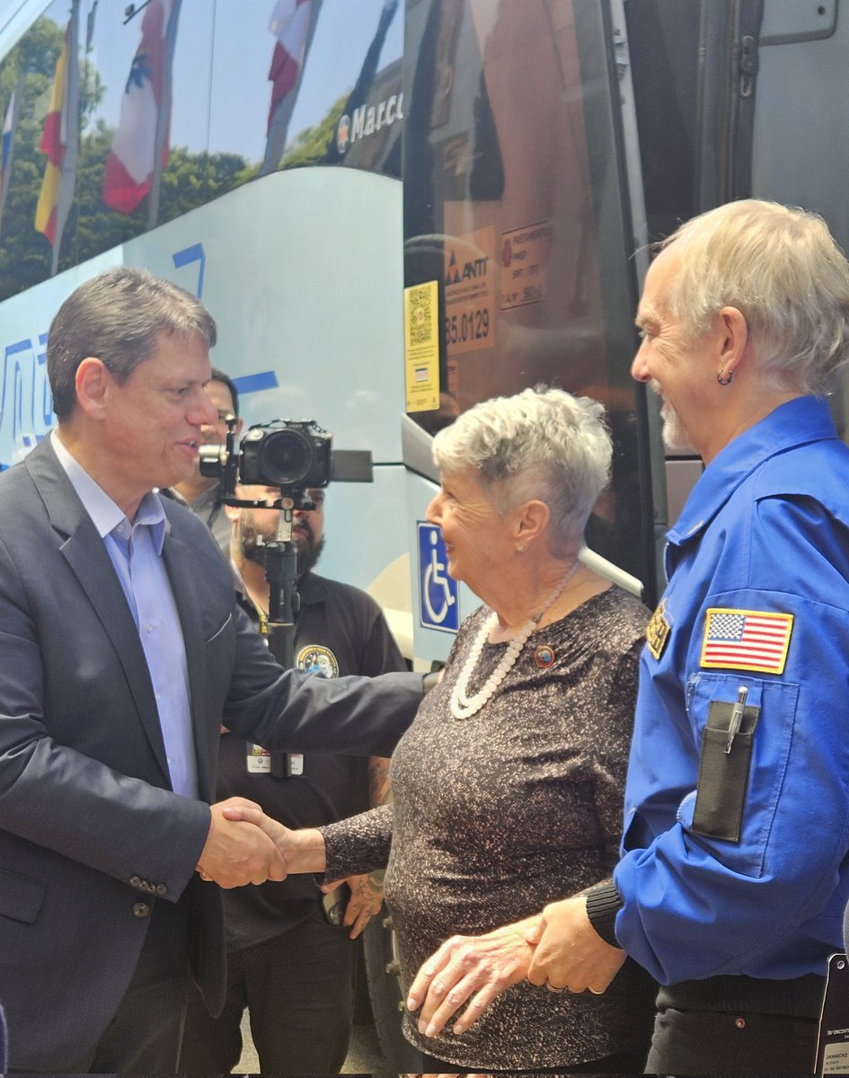 ASE_Astronauts's tweet image. #ASE36 Day 5: On Friday, Congress participants were welcomed to the Palácio dos Bandeirantes. Here, the Governor of São Paulo, @tarcisiogdf, warmly greeted honored guest Eve Garriott and ASE Life Member @RichardGarriott upon arrival.