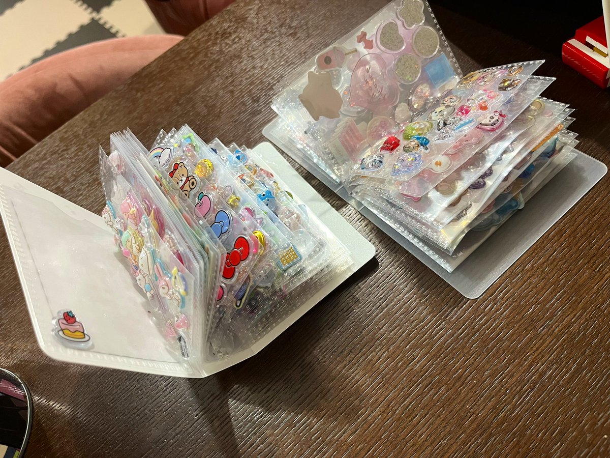 Ksally1986's tweet photo. ここんとこ毎朝
お布団気持ちよくて
なかなか出られない…

今時の小学生のシール帳
全然閉じないし
何なら自立して立つww https://t.co/Wke4qvEYj0