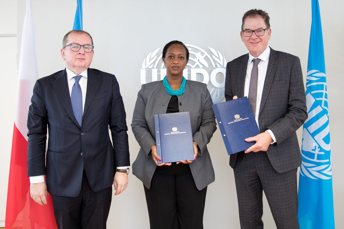 RwandaInGeneva's tweet image. 🇷🇼🇺🇳 Rwanda and @UNIDO deepen their strategic partnership for sustainable industrialization and resilience.

Amb. @urujeniB joined UNIDO Director General @DGgerdMueller and Amb. @MarekJSzczygiel 🇵🇱 for the signing of a new project to strengthen Rwanda’s capacities to respond to…