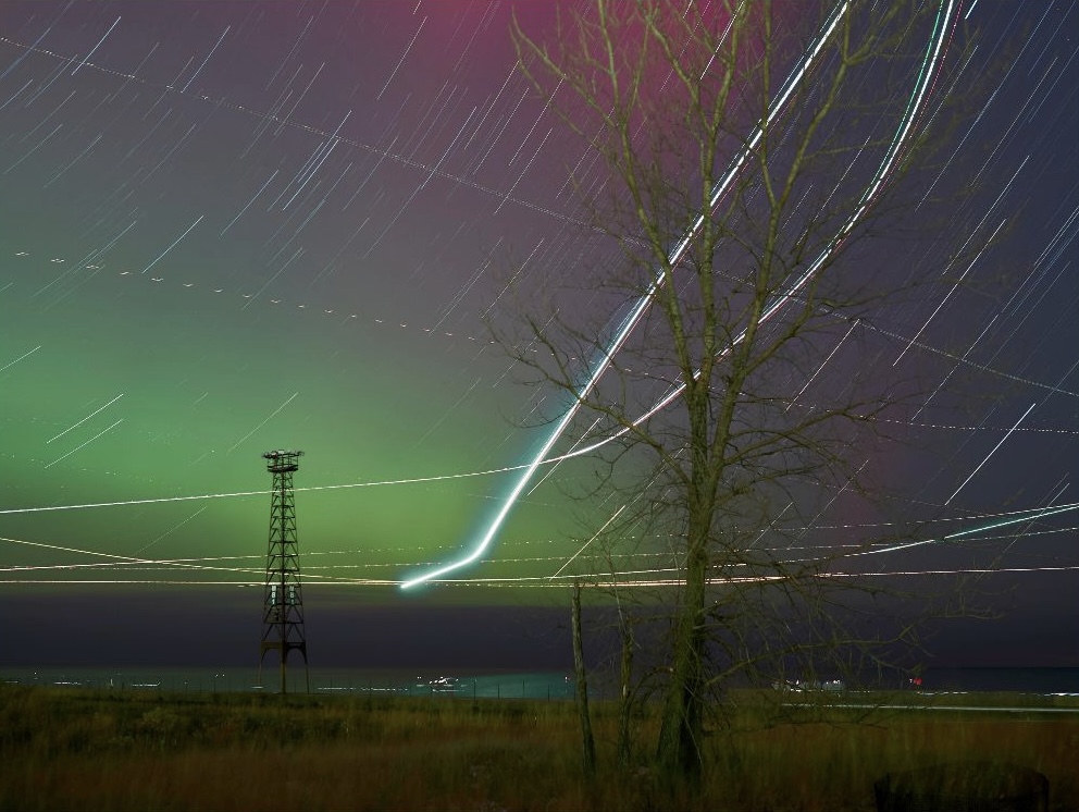 fly2ohare's tweet image. Air traffic to O&apos;Hare has never looked more magical. 🤩 ✨

📸: Dan Herman