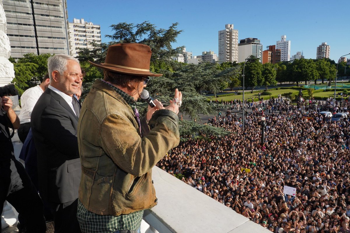 fetusnny's tweet photo. me encanta que es como si fuera el papa https://t.co/YLmL2az676