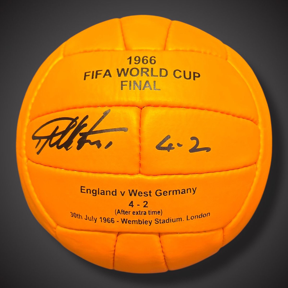 TheGeoffHurst's tweet image. 66 replica winners ball. I have signed with 4-2. I only signed a few. £99 or £155 cased from terry@a1sportingspeakers.com #worldcup #66 #signedball.