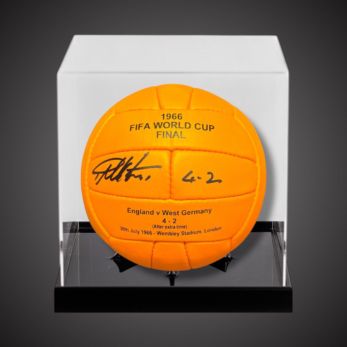 TheGeoffHurst's tweet image. 66 replica winners ball. I have signed with 4-2. I only signed a few. £99 or £155 cased from terry@a1sportingspeakers.com #worldcup #66 #signedball.