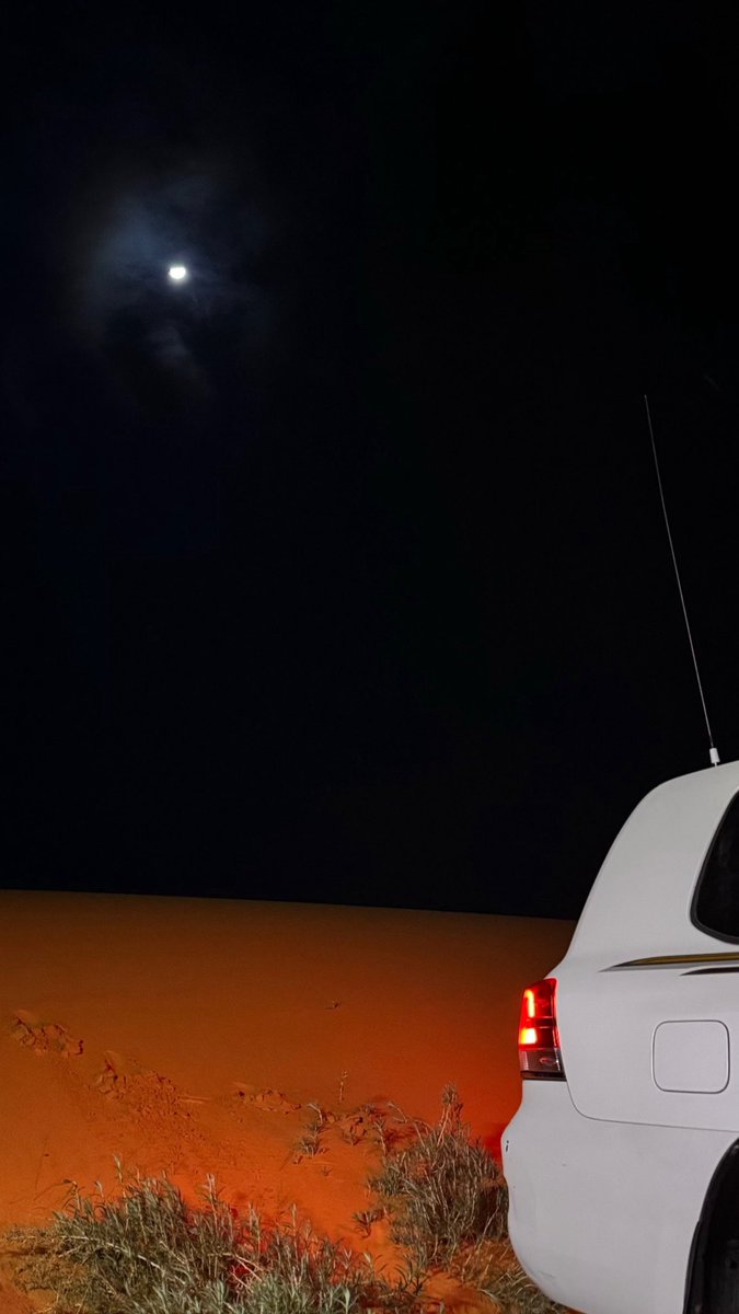 iox52's tweet image. مالك وصيف يالغضي عذب الانياب 
ياسيد جملة من تسرح شعرها  

عذبتني لجلك تعليت مرقـاب 
تشهد نجوم الليل أنك قمرها