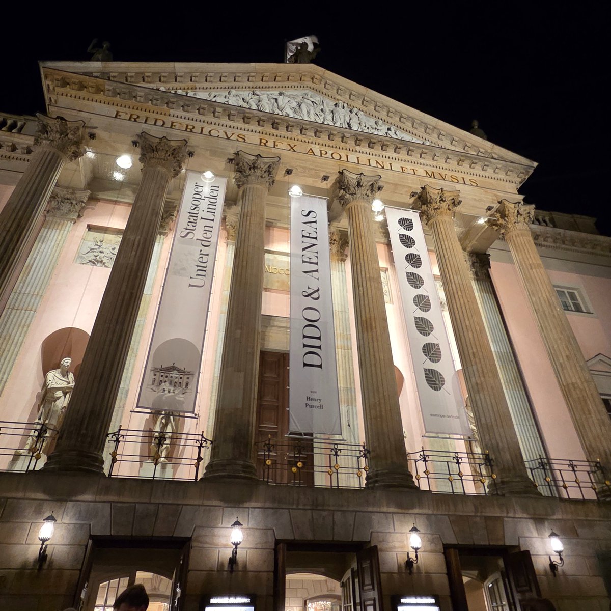 ベルリン⑱　オペラ

11月12日（水）19時30分
Staatsoper Unter den Linden

Henry Purcell Dido &amp; Aeneas

Musikalische Leitung: Christopher Moulds
Inszenierung, Choreographie: Sasha Waltz