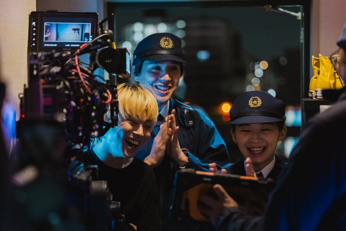 ㊗️大ヒット！
撮影舞台裏を公開📸

極限の心理戦に、爆弾捜索…
本編とは対照的に
撮影現場では意外な笑顔満載！

俳優たちのすさまじい振れ幅と、スクリーンの一点の隙も無い緊迫感をぜひ劇場で体感してください💣

#映画爆弾 大ヒット上映中
▼上映劇場
eigakan.org/theaterpage/sc…