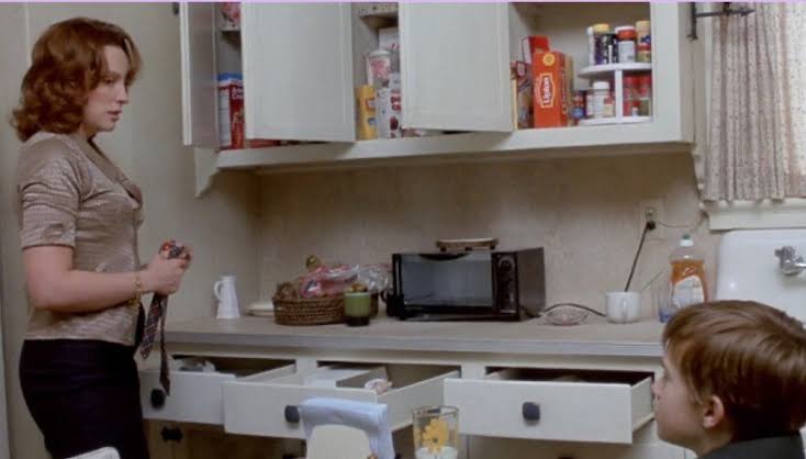 Llegué a casa y los muebles de la cocina estaban asi. 
Abuela, si sos vos marchame unos ñoquis con estofado porfa