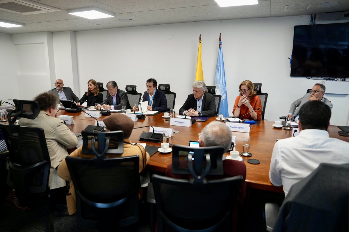 Muy productivo encuentro con <a href="/ComunesCoL/">Partido COMUNES 🌹</a> en el que comunicamos la decisión del Consejo de Seguridad 🇺🇳 sobre extensión y ajuste del mandato de la Misión y conversamos sobre la implementación del #AcuerdoDePaz. Saludo el compromiso continuado de los comparecientes con la paz.