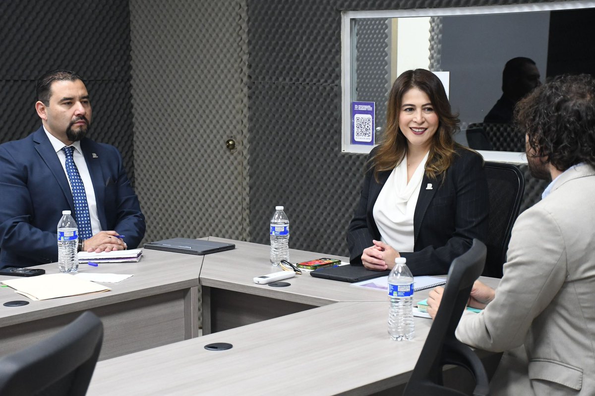 PRODHEG's tweet photo. En la #PRODHEG recibimos la visita del Dr. @ricardo_cneve Oficial de la @ONUDHmexico, quien dialogó con la procuradora @KarlaAlcarazOl1 sobre los retos y estrategias para fortalecer la defensa y promoción de los DDHH en Guanajuato. https://t.co/4jrGXZGO1G
