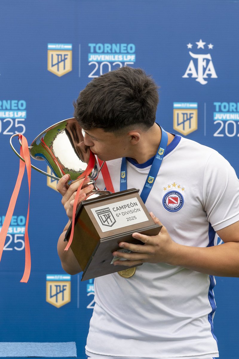 #AAAJ 🏆🇦🇹 ¡LA COPA ESTÁ EN CASA! ️
La Sexta División de #ElSemilleroDelMundo 🌎 tuvo su merecida entrega de trofeo y medallas tras consagrarse campeona del Torneo 2025.

En el acto estuvieron presentes Dante Majori (LPF), Cristian Malaspina, Raúl Sanzotti y el Chino Batista.