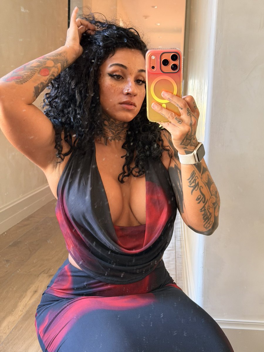 baddbuffbambii's tweet image. I love men who bark on command