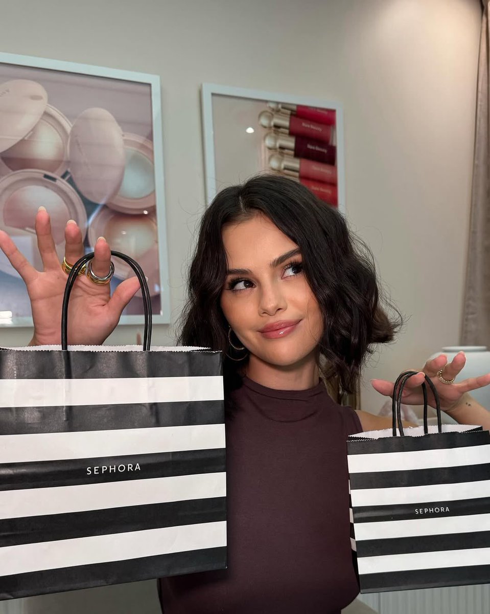 SelenaFanClub's tweet image. We love a good @rarebeauty haul ✨ What are your top 3 must-have items? ⬇️