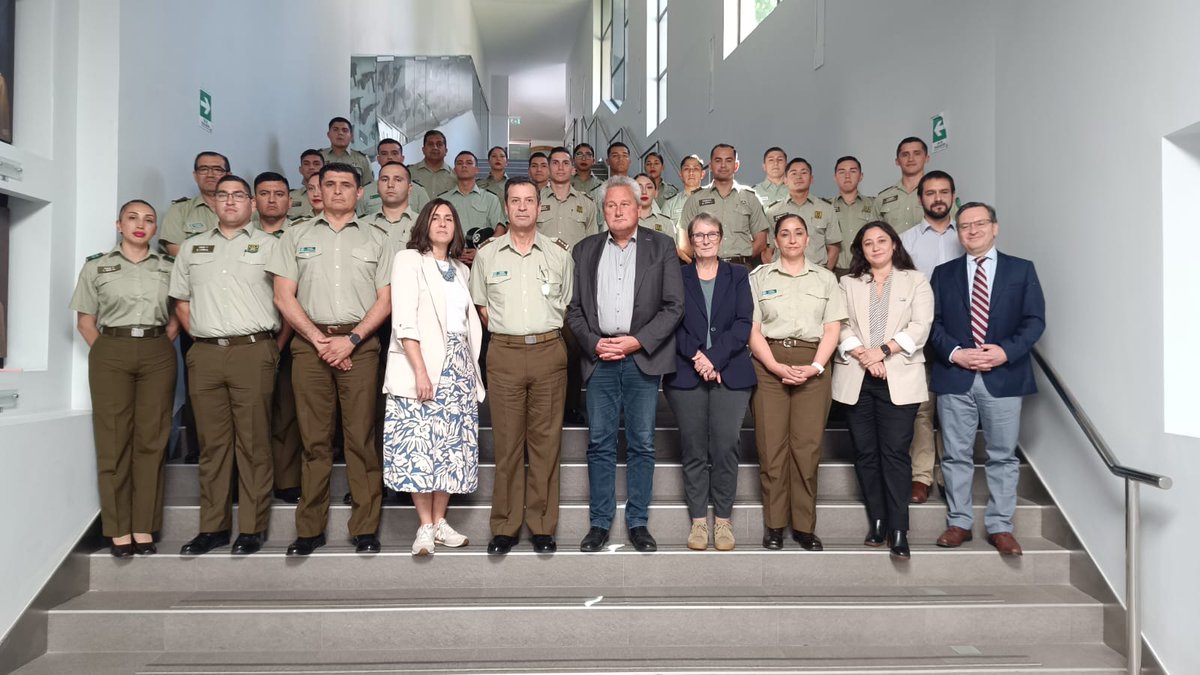 CarabDDHHyFam's tweet photo. Directora de @CarabDDHHyFam, junto a @mnptChile, participa en charla a planteles de @Carabdechile y @Gendarmeria_CL sobre “Manejo del pasado nazi en Alemania hoy y el rol de los sitios de memoria”, realizado por Bergen-Belsen Memorial 🇩🇪, organizado por @MuseoJudio y @museocarab. https://t.co/AsKbkmwCo4