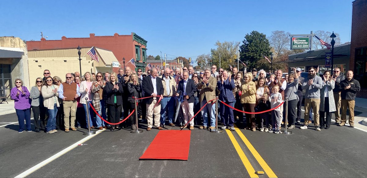 RepLedbetter's tweet image. Gault Avenue in downtown Fort Payne has been freshly repaved and now has new sidewalks on both sides. I’m proud to see this long-overdue project completed for our community and appreciate our state and local leaders for stepping up to make it happen.
