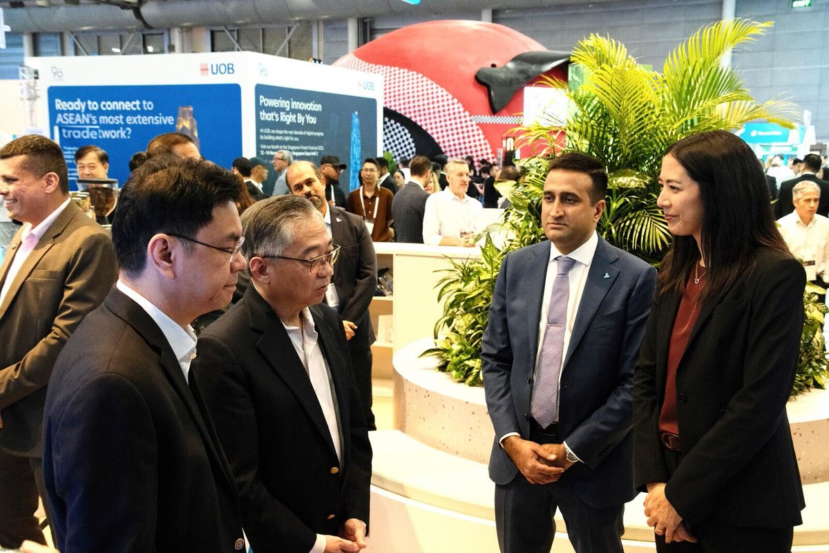 Ripple's tweet image. An honor to host Singapore’s Deputy Prime Minister Gan Kim Yong and @MAS_sg Managing Director Chia Der Jiun at the Ripple booth to learn more about our business and customer traction in APAC, during the 10th anniversary of Singapore Fintech Festival.

Singapore continues to lead…
