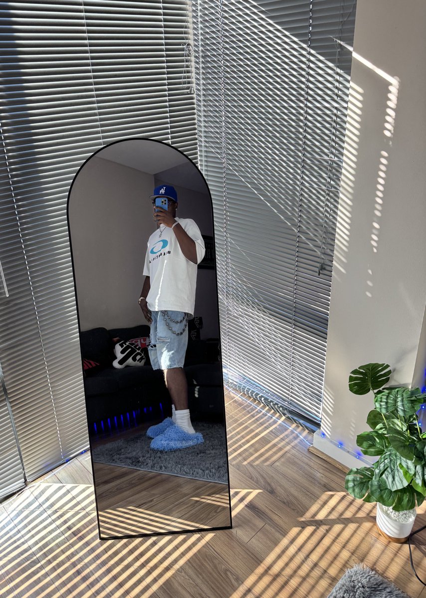 vaqSpams's tweet image. Vaq on feet