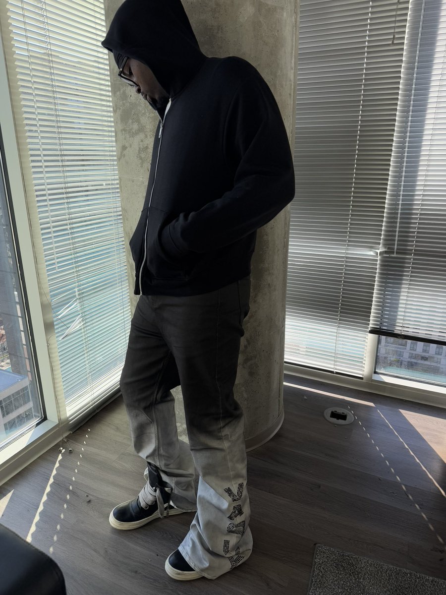 vaqSpams's tweet image. Vaq on feet