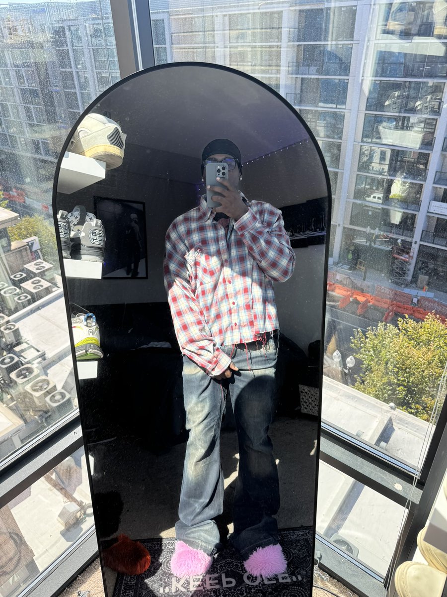 vaqSpams's tweet image. Vaq on feet