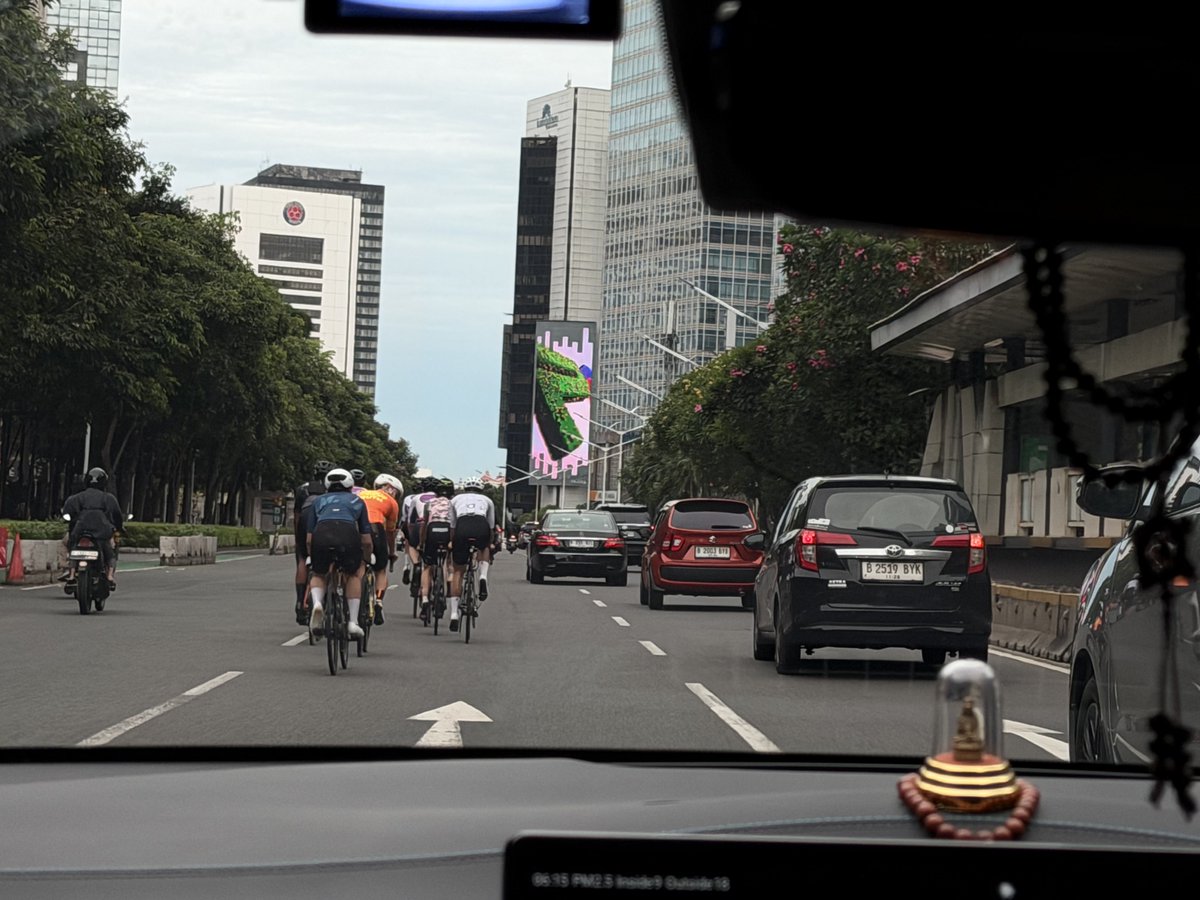 mosesmoon27's tweet photo. Sepeda di Jalur cepat 2 dan 3, balap2an, memang boleh ya? Ini hari kerja loh bukan car free day https://t.co/ns2SsDcI2X